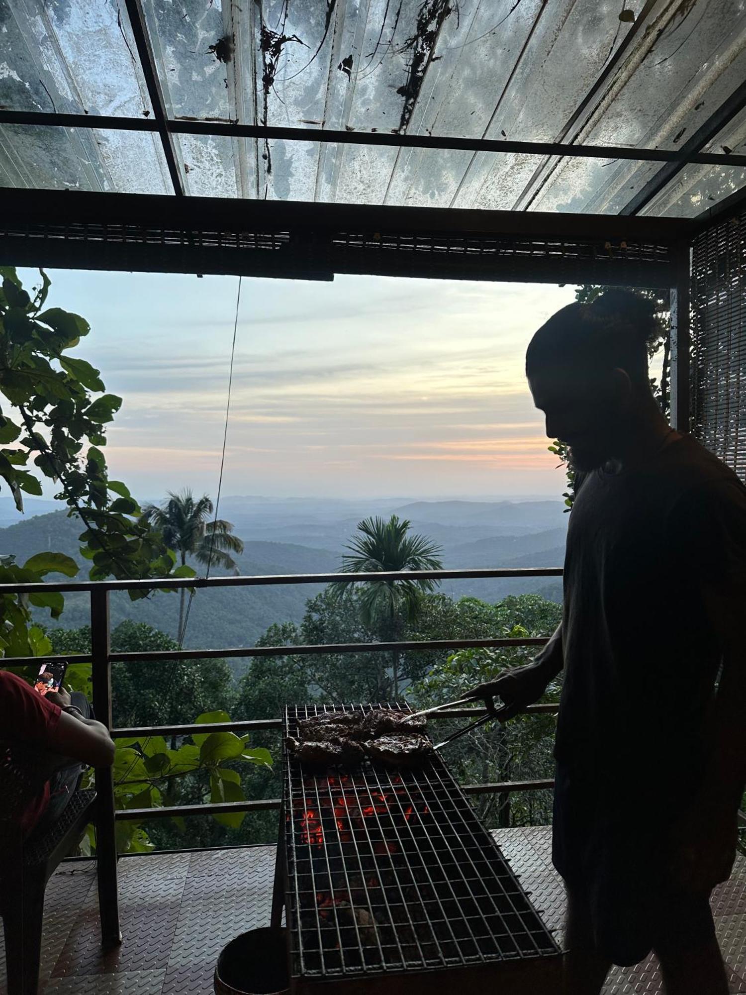 Sunset Valley Kerala Pool Resort - Serene Natural Forest Cottage Stay In Idukki With Sunrise & Sunset Panoramas, Natural Streams & Tranquil Summer Evenings Pīrmed 外观 照片