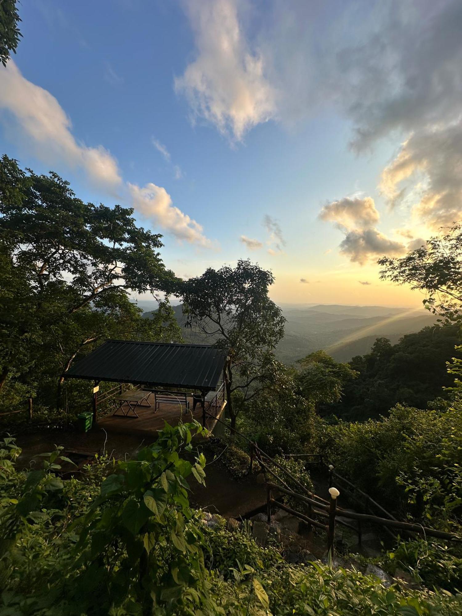 Sunset Valley Kerala Pool Resort - Serene Natural Forest Cottage Stay In Idukki With Sunrise & Sunset Panoramas, Natural Streams & Tranquil Summer Evenings Pīrmed 外观 照片